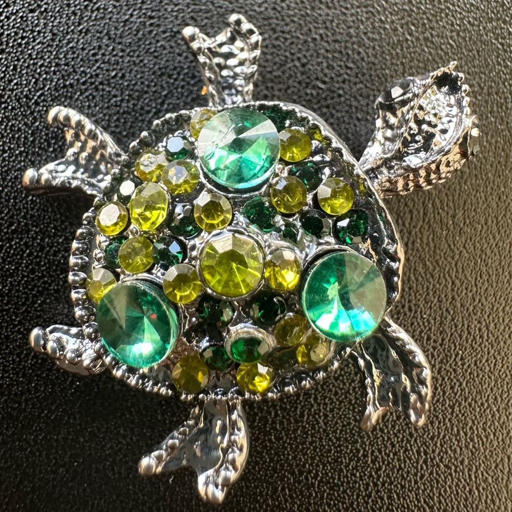 Green and Silver Turtle Brooch - Picture 2 of 4